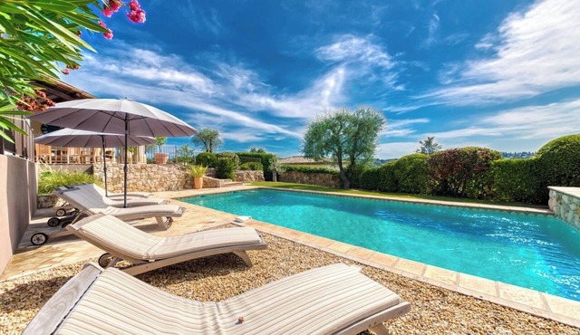 Luxury Villa with Pool, Sauna, BBQ, Gym, AC