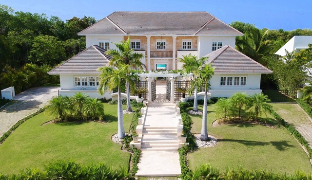 Luxury Villa with Private Pool, Cook,Maid & Golf Cart in Exclusive Punta Cana