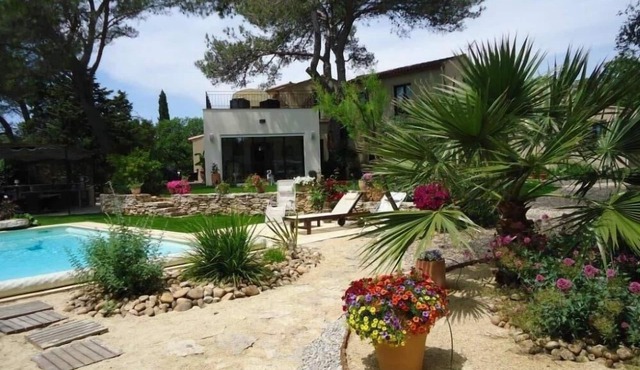 Luxury villa with refined decor, landscaped garden on the heights of Nîmes