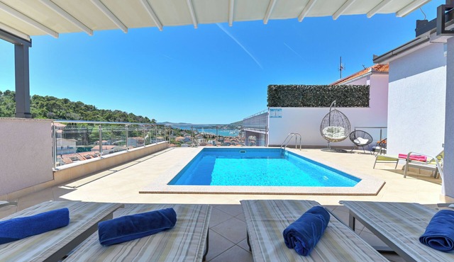 Luxury villa with rooftop pool & jacuzzi