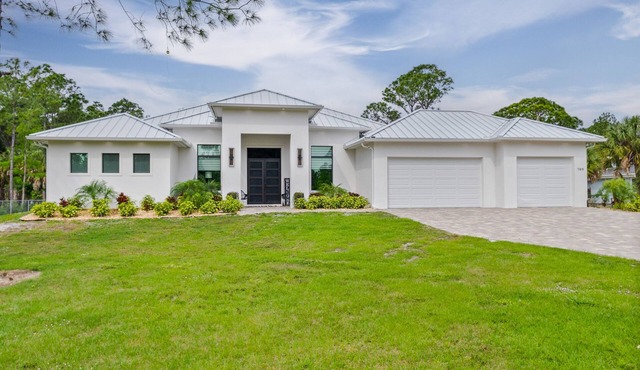 Luxury villa with saltwater pool, spa, outdoor kitchen, games - dog-friendly