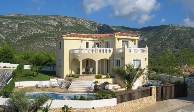 Luxury Villa With Spectacular Views And Private Heated Pool and Wifi