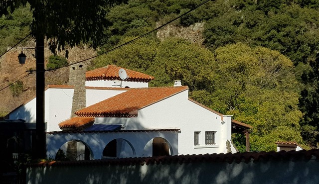 Luxury villa with spectacular mountain views and facing the relaxing Rio