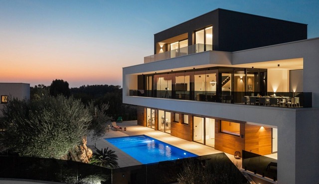Luxury villa with swimming pool and sauna near Pula.