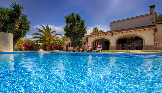 Luxury villa with tennis court, guest house, pr. Pool, climate, playground, wellness, BBQ