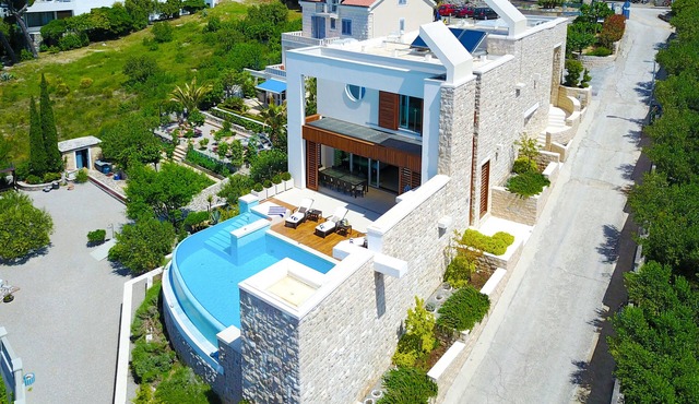 Luxury villa with the infinity pool in Brela