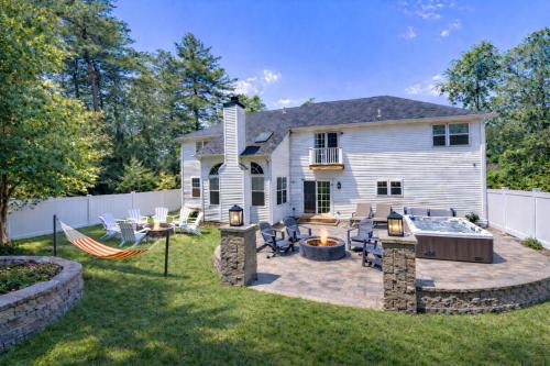 Luxury Villa with Hot Tub, Two Fire Pits, King Bed Suite, Game Room & Fenced Yard