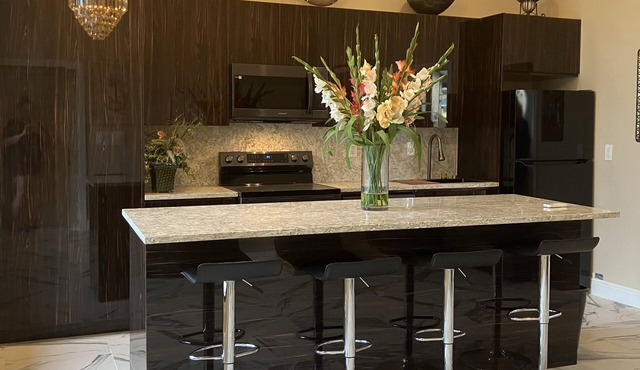 Luxury Villa with full size washer and dryer within 5 miles of the beach