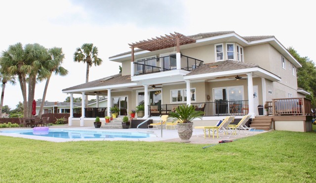 Luxury Villa with heated pool, spa/hot tub, dock, near beach, Sunsets!