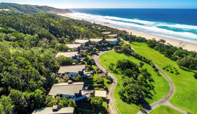 Luxury Villas Seven Mile Beach House: Pool, Beach