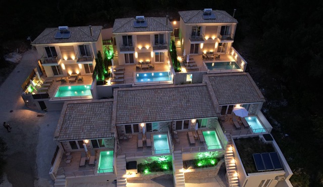 Luxury villas w/private pool for every villa . 5 min from parga and valtos beach