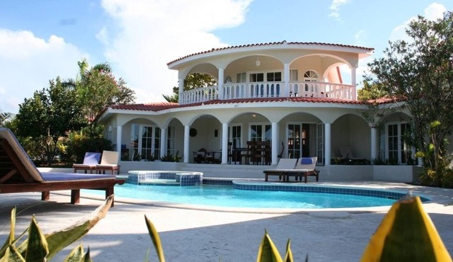 Luxury villas with 6 bedrooms