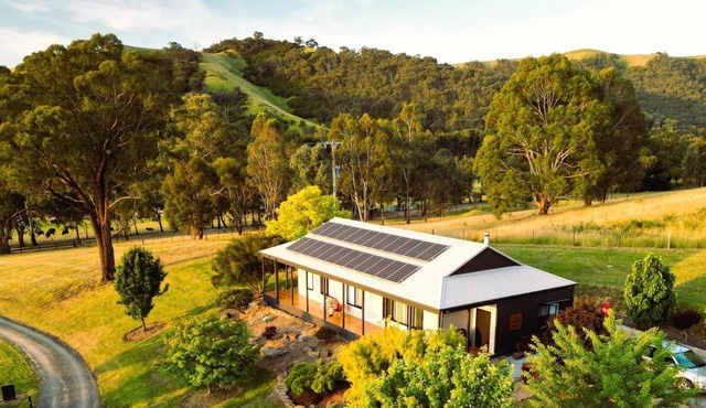 Luxury Vineyard Retreat with stunning views. Only 90 mins from Melbourne!