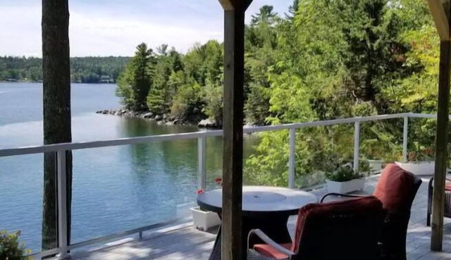 Luxury w/FIRE PIT, HOT TUB, KAYAKS by the water! PEACEFUL, PRIVATE & THE VIEW!