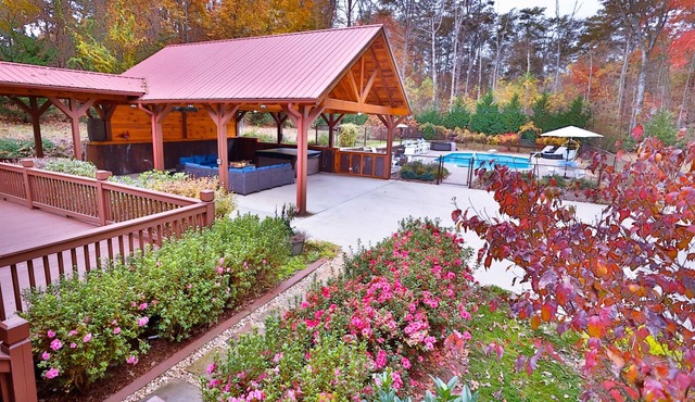 Luxury w/Heated Pool, XL Hot-Tub & Deluxe Outdoors