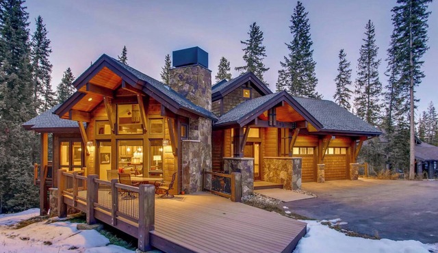 Luxury W/Mountain Views + Hot Tub + Close to skiing - Rocky Mountain Lodge