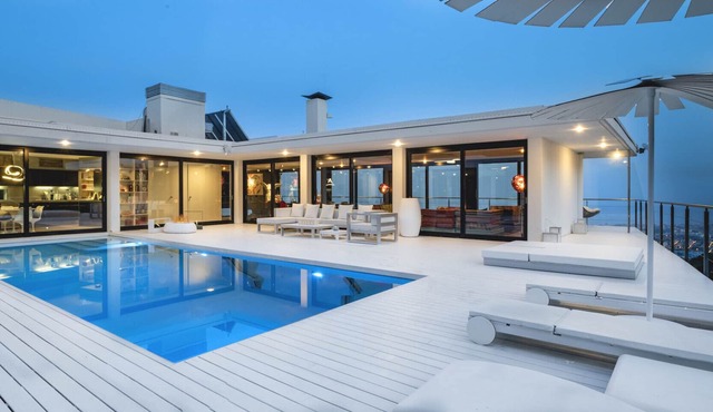 Luxury w/ Sea Views 15 min to central Barcelona!