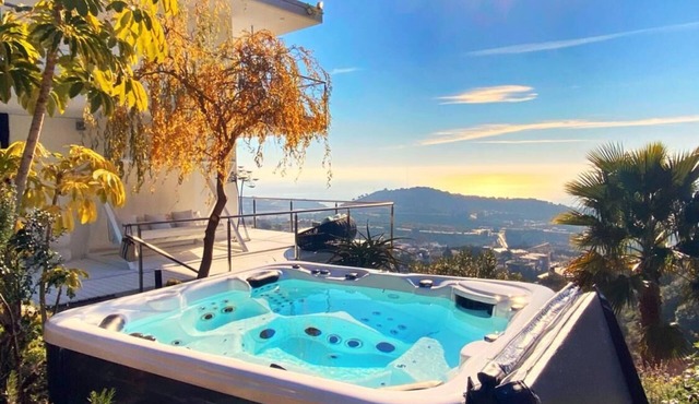 Luxury w/Sea Views 15 min to central Barcelona!