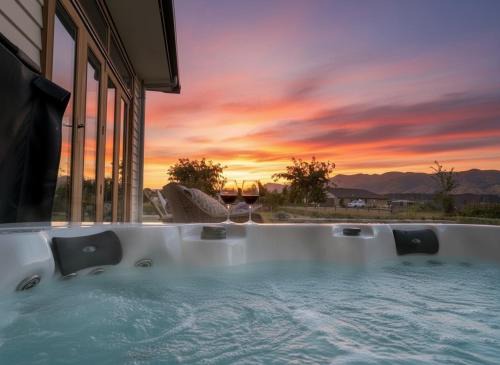 Luxury Wanaka villa, hot tub & mountain views
