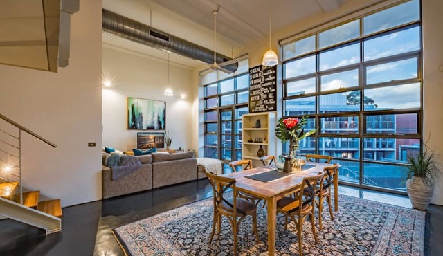 Luxury warehouse apartment close to CBD