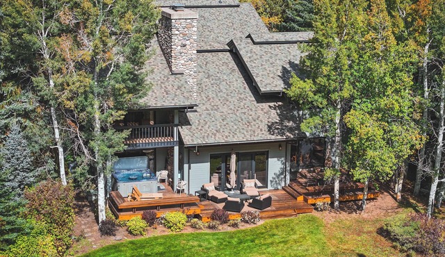 Luxury Warm Springs Retreat: Riverfront, Hot Tub, & Steps to Lifts