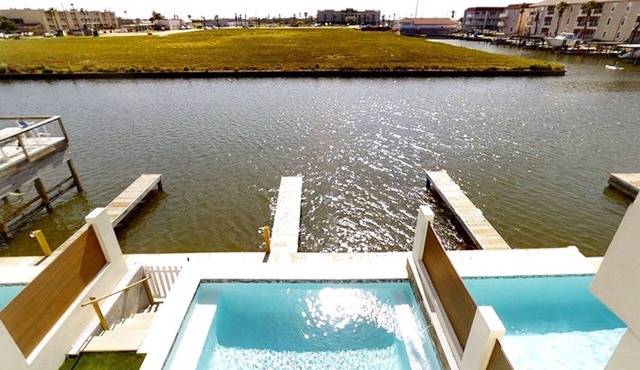 Luxury Water Front Home: Private Pool, Boat Dock & Outdoor Decks, Mins to Port A