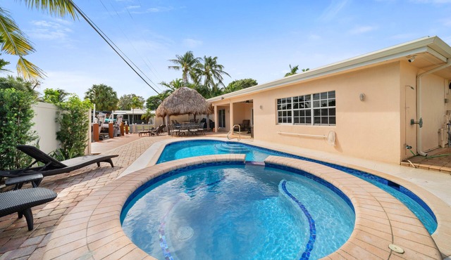 Luxury Water Front, Heated Pool & Jacuzzi, 5br
