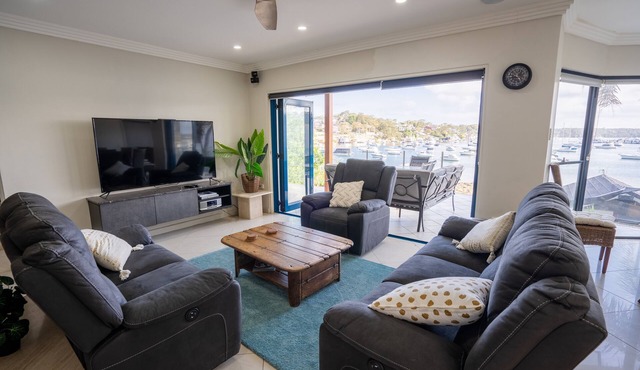 LUXURY WATER-FRONT APARTMENT - CRONULLA