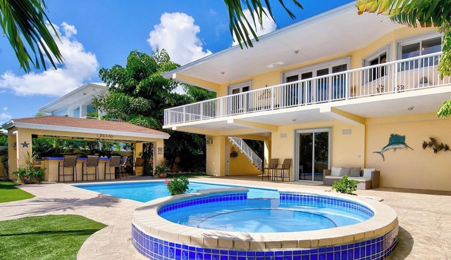 Luxury Water Front Home, Private Pool, Spa, Tiki Bar, 36' Foot Dock with Kayaks