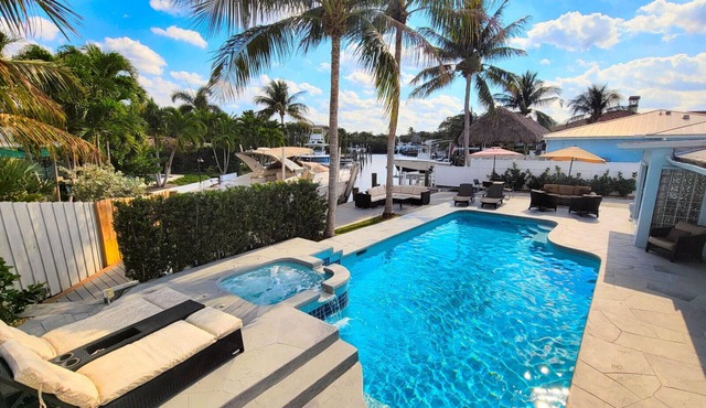 Luxury Waterfront 3/3 Pool,Hot Tub,Kayak,BoatDock. 5 Min to Beach,Stadium