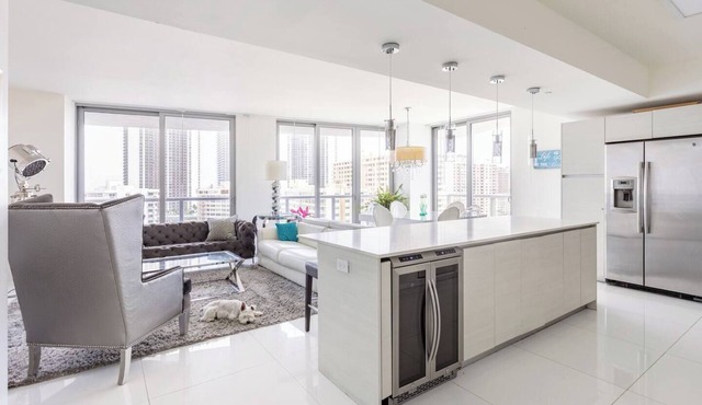 Luxury Water view Apartment 3/3 in Hallandale