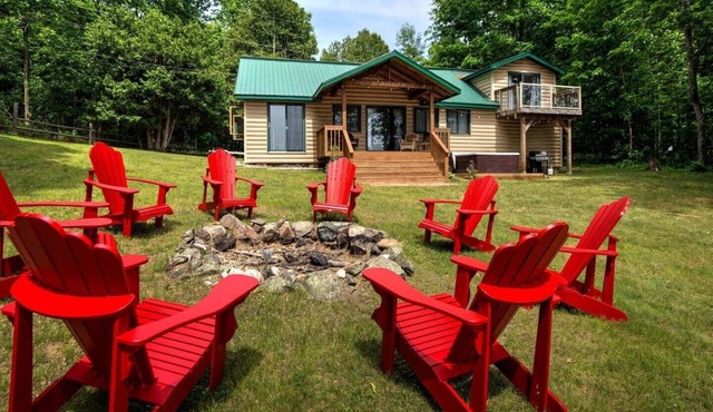 Luxury Waterfront Cottage on Bobs Lake w/Sauna & Hot Tub