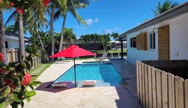 Luxury Waterfront Vacation Home! Heated Pool and Hot tub/Jacuzzi,5min to Beach