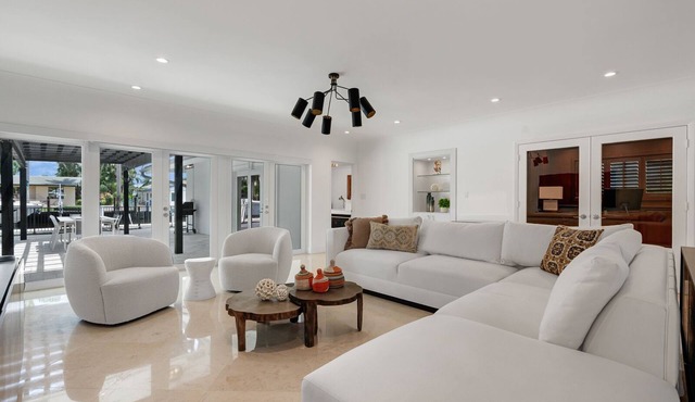 Luxury Waterfront Villa! Harbor Beach, 5 min to the beach