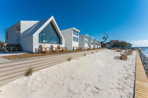 Luxury Waterfront Cabin 7