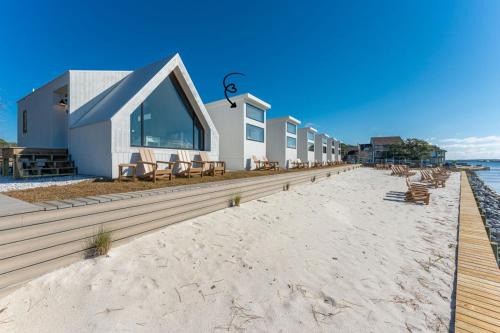 Luxury Waterfront Cabin 2