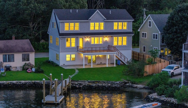 Luxury Waterfront Home Private Dock, Stunning Views & Sleeps 14