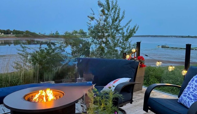Luxury Waterfront Home/PrivateBeach+Kayak & 4 person pedal boat
