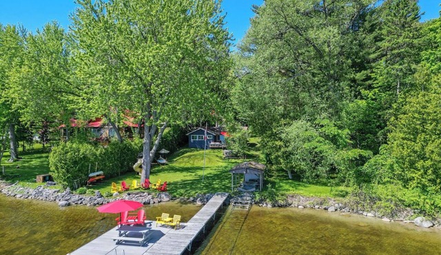 Luxury Waterfront Cottage on Pigeon Lake: Sandy Beach, Hot Tub, 5m to Bobcaygeon