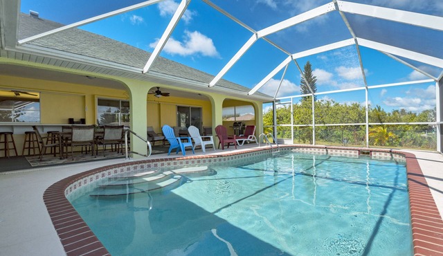 LUXURY WATERFRONT! WARM PRIVATE POOL! MIN TO BEACHES! WIFI! GRILL! BABY SUPPLIES