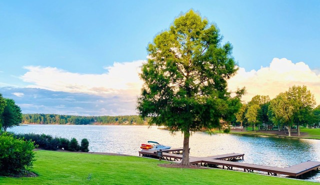 Luxury Waterfront 2 Bedroom/2Bath. Prime Location !
