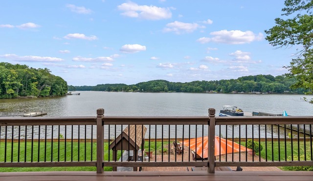 Luxury Waterfront 5-bedroom house on High Rock Lake