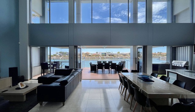 LUXURY WATERFRONT ACCOMMODATION - 12 people 5 ensuites