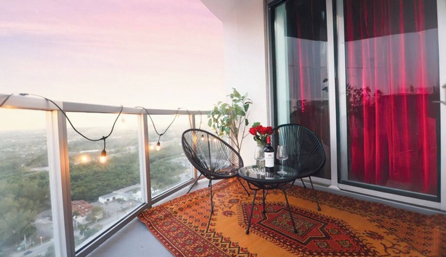 Luxury Waterfront Apartment in Downtown Fort Myers, Pool, Gym & Views