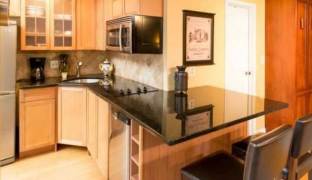 Luxury Waterfront Apt (North End)