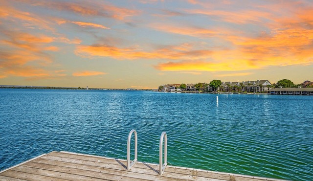 Luxury Waterfront Condo W/pool & Views!