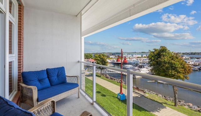 Luxury Waterfront Marina Condo in Downtown