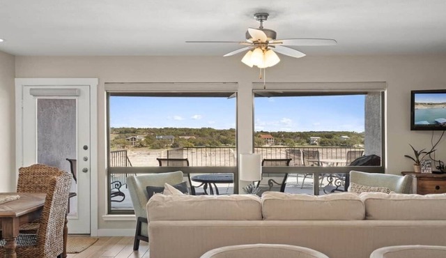 Luxury Waterfront Condo | Pool+Spa | Sleeps 4
