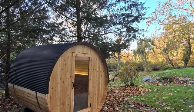 Luxury Waterfront Cottage with Wood Burning Fireplace + Hot Tub + Backyard Sauna