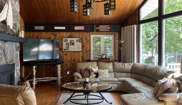 Luxury waterfront Cottage with tournament pickleball court and sandy clear beach